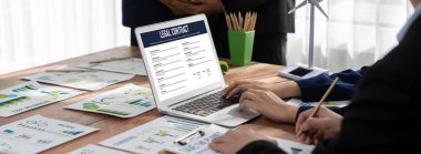 Dijital yasal sözleşme, bilgisayar ekranındaki koşulları ve şartları, gelecekteki ticari hareketlilik anlaşması için çevrimiçi dijital imzaya hazır hale getirir.