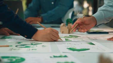 Çevre raporları, tablodaki tablolar ve verileri analiz eden, ofis ortamında takım çalışması ve etkili iletişimi gösteren çeşitli profesyonel gruplar işbirliği yapmaktadır. SACTR