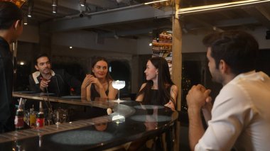 Barmen, lüks bir barda çift ya da grup arkadaşıyla içki içen kadın müşteriye Margarita kokteyli ikram ederek enerjik gece kulübünde mutluluk anı buluşması yaratıyor. Vinosity.