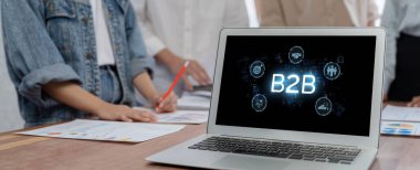 İş adamı B2B peyzajında geziniyor, iş-iş bağlantılarını geliştirmek için kullanım teknolojisi kullanıyor. B2B etkileşimini yeniden şekillendiren keşifler, iş-iş stratejilerinde yenilikleri yönlendiren araçlar. canlı