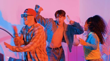 Break dansçı takımının modern stüdyoda pembe ışıkla dans etmesini kapatın. Çok kültürlü insanlar moda kıyafetleri giyerek hip hop müziğine geçiyorlar. Çılgın, komik bir ruh hali. Mutluluk.