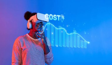 Bir kadın, modern bir iş bağlamında maliyet azaltma ve finansal analiz eğilimlerini ön plana çıkaran holografik bir grafikle uğraşırken sanal gerçekliği tecrübe eder. XDMCP