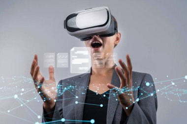 Verimli çalışma süreçleri için çevrimiçi belgeleri yöneten bir iş adamı. Tüm önemli çevrimiçi belgelerinize kolayca güvenli ve hızlı bir şekilde erişim sağlayın. FaaS