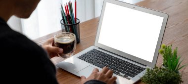 Tasarımınız için mod bilgisayardaki beyaz boş ekran monitör ekranında maket yapın