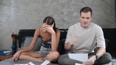 Stresli aile çifti, aşırı yüklü kredi kartı faturası ya da son ipotek kredisi tebligatı konusunda endişeli. Finansal harcamaların iflastan kaynaklanan bir evlilik sorunu. Düzenle