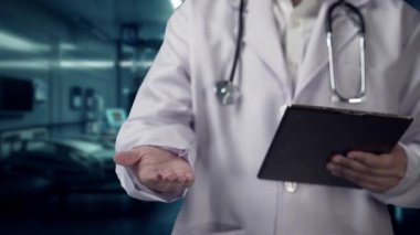 Doktor elinde tablet tutarken ve tıbbi haç ikonu hologramı tutarken yaklaş. Tıbbi araştırma ve teknoloji kullanarak, uzman pratisyen hekimlerin kontrol ve teşhisi. İyileştirici.