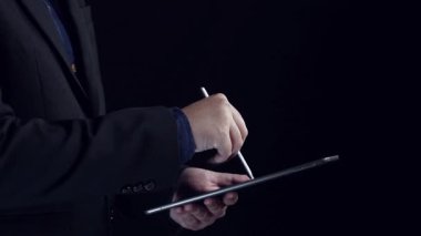 Yapay zeka mühendisliği, büyük veri ve yapay zeka makinesi kavramında yapay zeka beyin işlemcisiyle iş desteği için üretken yapay zeka kullanmayı öğrenen insan etkileşimi. Kullanıcı Kimliği