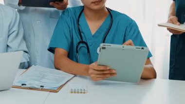 Hastane masasında birlikte çalışan ve tıbbi tedavi ya da sağlık hizmeti planlayan profesyonel bir grup. Takım çalışması başarılı hastalıklara ve hastalıklara yol açar. Ağır çekim. Katı.