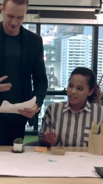 Yaratıcı iş adamları modern işyerindeki ofis masasında sohbet ediyorlar. Şirket uluslararası iş kavramı.