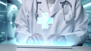 Hastanede üzerinde tıbbi haç bulunan klavye yazan zeki doktorlara yakın çekim yapın. Profesyonel pratisyen hekimin ameliyata hazırlanırken teşhis için tıbbi araştırmaları kullanması. İyileştirici.