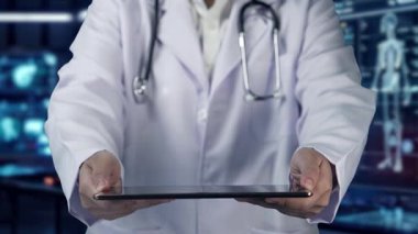 Doktor beyin anatomisi hologramıyla tablet gösteriyor. Beyin yapısını analiz ederken ve beyin ameliyatına hazırlanırken tıbbi çalışanların elinde cihaz ve teşhis semptomları var. İyileştirici.