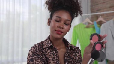 Kadın nüfuzlu kişi canlı yayında video görüntülerini çekiyor. Makyaj çok önemli sosyal medya ya da blog. Kozmetik stüdyosu ışıklandırmalı mutlu genç kız çevrimiçi pazarlama oturumu yayını için..