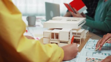 Mimari tasarımlarda işbirliği yapan yaratıcı zihinlerle dolu canlı bir çalışma alanı. Konferansta ayrıntılı yapı modelleri ve profesyoneller arasında canlı tartışmalar ele alınıyor. SACTR