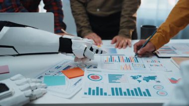 AI temelli içgörüler, pazarlama yaklaşımlarının iyileştirilmesi, stratejik planlamanın optimize edilmesi ve ortak ticari işbirliğinin geliştirilmesinde profesyonellere yardımcı olmaktadır. Noogenesis Yapay Zeka