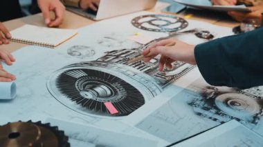 Mühendislik uzmanları ayrıntılı planlar, mekanik bileşenler ve parçaları analiz etme, takım çalışması ve tasarımda hassasiyet üzerine derinlemesine bir tartışmaya giriştiler. SACTR