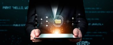 Verimli çalışma süreçleri için çevrimiçi belge dizinlerini yöneten iş adamı. Tüm önemli çevrimiçi belgelerinize kolayca güvenli ve hızlı bir şekilde erişim sağlayın. FaaS