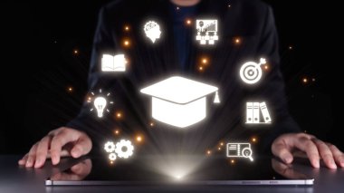 Bu resim modern eğitim temasını yakalar, öğrenmenin geleceğini yansıtan, bir dizüstü bilgisayardan çıkan bilgi ve yeniliği sembolize eden dijital simgeleri sergiler. Dörtgen