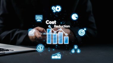 Maliyet azaltma kavramını gösteren resimde, çağdaş bir ortamda mali yönetim, verimlilik ve stratejik planlamayı sembolize eden dijital grafikler ve simgeler yer alıyor. Dörtgen