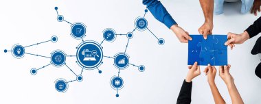 Çeşitli bireylerden oluşan bir grup, stratejik planlama ve iş bağlantılarını sembolize eden, takım çalışmalarını ve yenilikçi çözümleri dijital bir bağlamda vurgulayan bir bulmaca üzerinde işbirliği yapıyor. Dostluk