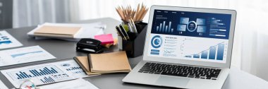 Fintech BI 'ın iş pazarlama teknolojisi ve kurumsal toplantı odasındaki strateji için hazırladığı finansal belgelerle birlikte bilgisayar ekranında veri analizi ekranı. İçgörü