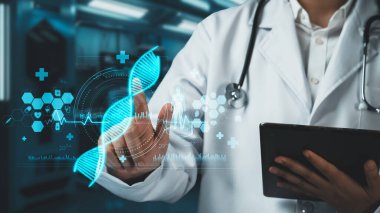 Doktorun tableti tutmasına ve yüzen tıbbi çapraz holograma işaret etmesine yakın durun. Pratisyen hekimin teknolojik yenilikleri kullanarak tıbbi veri hologramına erişimi var. İyileştirici.