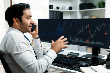 İki borsa yatırımıyla danışman ya da ortağı arayan tüccar işadamı, veri analizini yüksek kârlı dinamik teknoloji borsasına yatırım yapmak için karşılaştırdı. Tahmin et..