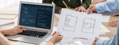 Uygulama ve program kodlaması için bilgisayar ekranında yazılım geliştirme programlama