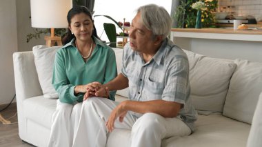 Stresli üst düzey yönetici günlük kıyafetleriyle baş ağrısı çekerken karısı da elini tutarak ona destek oluyor. Büyükannem ilgilenirken büyükbabamın çalışma sorunu vardı. Myrmidon.