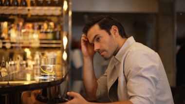 Akıllı adam, Cuma gecesi barda içki hazırlayan barmenle akıllı telefondan muhabbet ederken ya da eski moda arkadaşlarıyla kokteyl içerken. Vinosity.