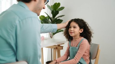 Baba kızıyla konuşur ve dizüstü bilgisayar mühendisliği komut ya da kodlama programı sunarken 