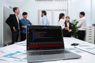 Uygulama ve program kodlaması için bilgisayar ekranında yazılım geliştirme programlama