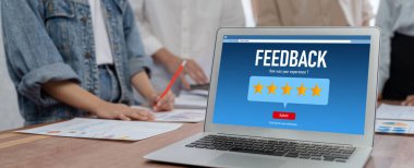 Müşteri geribildirim ve şirket işleri için canlı bilgisayar yazılımı analizi