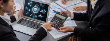 İş zekası ve veri analizi kavramı. Analizci ekibi laptop ekranında finansal veri analizi üzerinde çalışıyor. Etkili iş stratejik planlama için pazarlama göstergesi olarak. İçgörü