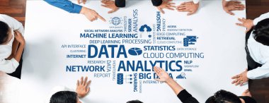 Veri analizi ve makine öğrenmesiyle ilgilenen çeşitli bir grubu gösteren dinamik bir sahne, istatistiksel verilerin yorumlanmasında işbirliği ve yeniliği vurguluyor. Dostluk