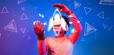 Bu görüntü, iş büyümesi için strateji geliştirmek ve yatırımcılarla ilişki kurmak için sanal gerçeklik araçları kullanan bir kişinin yer aldığı yeni bir girişimin özünü yakalar. XDMCP