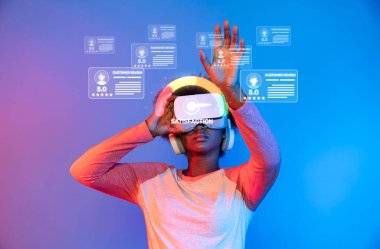 Genç bir insan, modern teknolojiyi sembolize eden canlı renkler ve müşteri değerlendirmelerinin görsel temsilleri ile çevrili sanal gerçeklik kulaklığıyla meşgul olur. XDMCP