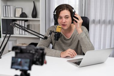 Akıllı yayın kanalının sunucusu kamerayla kayıt yapıyor sosyal medyada canlı yayın yapıyor, sosyal medyada yayın yapıyor, kulaklık takıyor ve modern stüdyoda video kaydediyor. Bireysel.