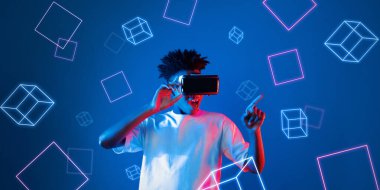 Geometrik şekillerde süzülürken mavi arka planda duran zeki çocuk. Afrikalı bir adam oyun oynuyor, VR gözlük takıyor ve sıradan bir gömlek giyiyor. Gelişmiş gerçeklik teknolojisi yenilik kavramı. Yaratıcılık.