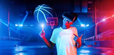Profesyonel basketbol oyuncusu spor sahasında dikilirken basketbol topunu çeviriyor. Çekici sporcu ve sporcu basketbol becerisi ve artırılmış gerçeklik teknolojisi kullanıyor. Yaratıcılık.