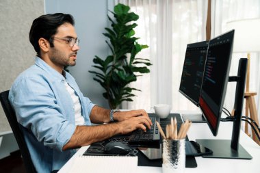 Akıllı IT geliştiricisi yazılım geliştirme kodlaması ile modern ofisteki iki bilgisayar kodlu bilgisayar sistemi üzerinde uygulama programı güncelleme çevrimiçi web sitesi yaratıyor. Tahmin et..