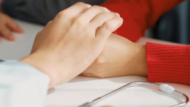 Çift, hamilelik için aile planlaması, doktor ve koca, genç eşi randevuyla teselli etmek amacıyla hastanedeki jinekoloğa doğum veya tıbbi muayeneye katılıyor. Ağır çekim. Katı.
