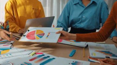 Girişimci şirket çalışanları birlikte çalışır, finansal veri raporlama ve planlama stratejisi, panorama videosundaki yaratıcı iş başarısı için pazarlama içeren renkli BI gösterge panelini analiz eder. Sinerjik