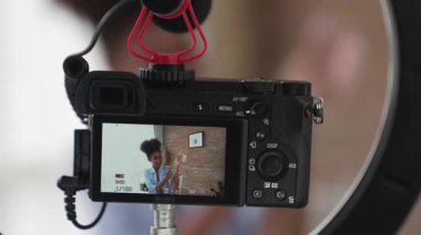 Kamera görüntüsü, kadın nüfuzlu kaydedici canlı yayın video görüntüsü, makyaj, sosyal medya ya da blog. Çevrimiçi pazarlama yayını için kozmetik stüdyo ışıklandırması olan kız.