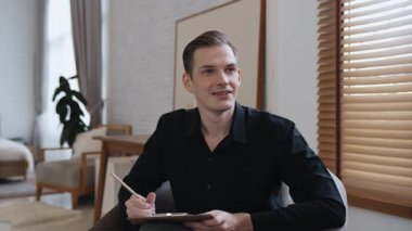 Psikolojik konsültasyon zihinsel problemde iyileşme kaydediyor, genç hasta terapi seansında, psikiyatrist de akıl hastalıkları konusunda tanı koyuyor. Zihinsel tedavi seansı. Düzenle