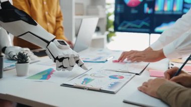 İş dünyasındaki profesyonellerin finansal stratejileri iyileştirmelerine ve kurumsal planlamayı geliştirmelerine olanak sağlayan yapay zeka destekli işbirliği. Noogenesis Yapay Zeka