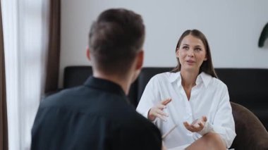 Psikolojik konsültasyon zihinsel problemde iyileşme kaydediyor, genç hasta terapi seansında, psikiyatrist de akıl hastalıkları konusunda tanı koyuyor. Zihinsel tedavi seansı. Düzenle