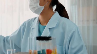 Laboratuvar araştırmacısı yeni bir ilaç geliştirir ya da tedavi eder. Laboratuvar tüpünde renkli kimyasal sıvı kullanır. Bilimsel veya kimya uzmanlığı ve laboratuvar ekipmanları ile sağlık hizmetlerinin teknolojik gelişimi. Katı.