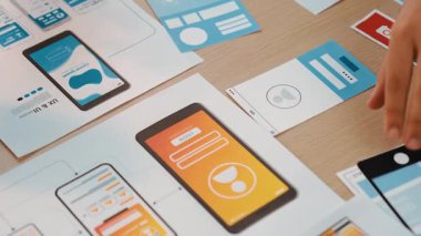 Mobil uygulama ya da web sitesi için kullanıcı arayüzü prototipi planlayan şirket çalışanlarının panorama videosu. UX UI tasarım beyin fırtınası kullanıcı dostu arayüz planı tasarlıyor. Sinerjik