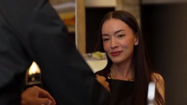 Gülümseyen güzel bir kadın Margarita kokteylinin tadını çıkarıyor. Lüks bardaki barmenle özel zaman geçiriyor. Arkadaşlarla ya da canlı bir gece kulübünde anlık buluşmalar yapıyor. Vinosity.