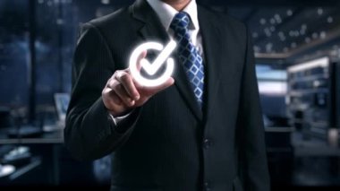 İş adamı, QC ve QA standartlarının karşılandığından emin olmak için katı kalite güvencesi protokolleri uyguluyor. Kalite güvencesi ile sertifikalı ürün mükemmelliğine ulaşmak. Kullanıcı Kimliği